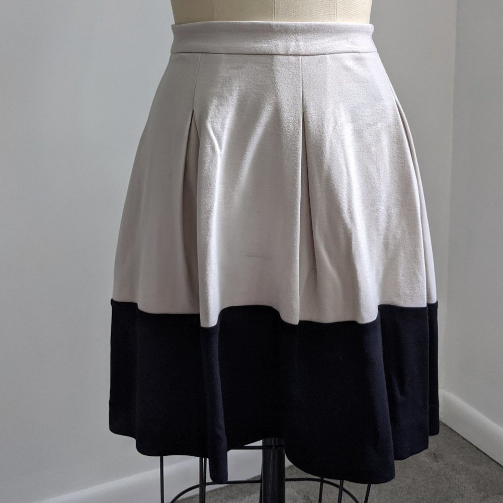 Beige and black colorblock pleated knit skirt